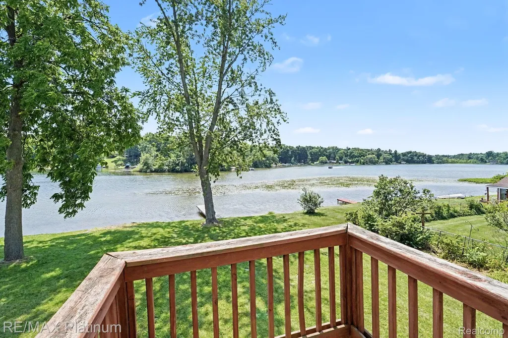 11624 Island Court Hartland Township MI 48353