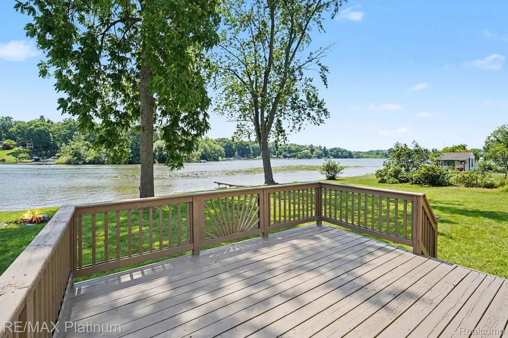 11624 Island Court Hartland Township MI 48353
