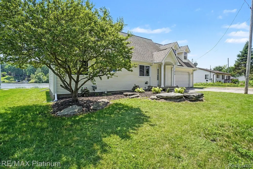 11624 Island Court Hartland Township MI 48353