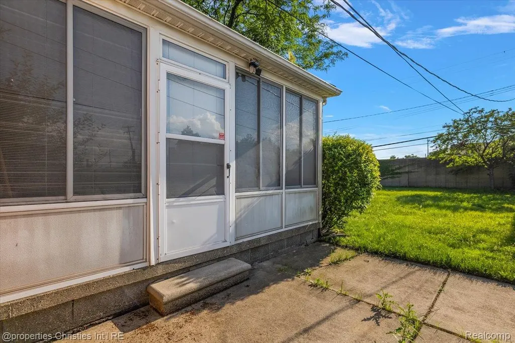 27059 Shackett Avenue Warren City MI 48093