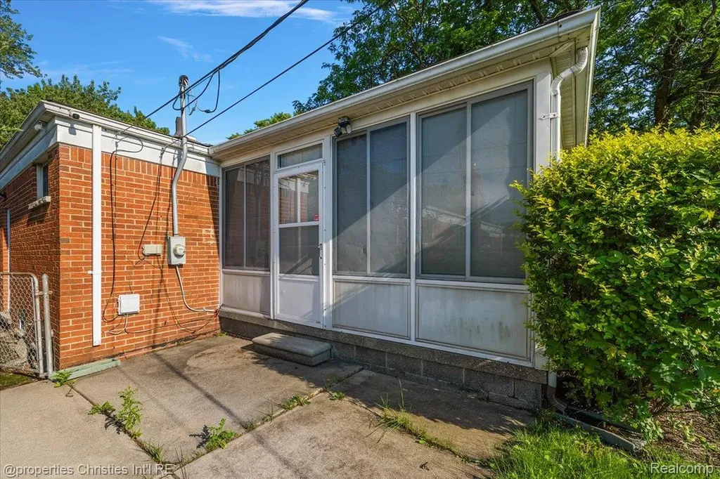 27059 Shackett Avenue Warren City MI 48093