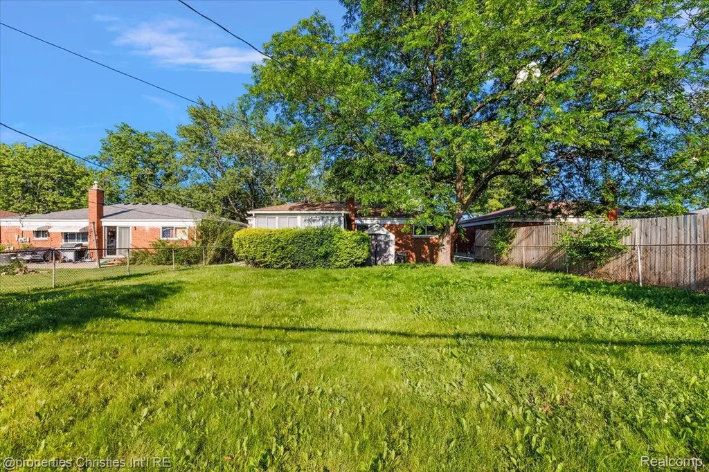 27059 Shackett Avenue Warren City MI 48093