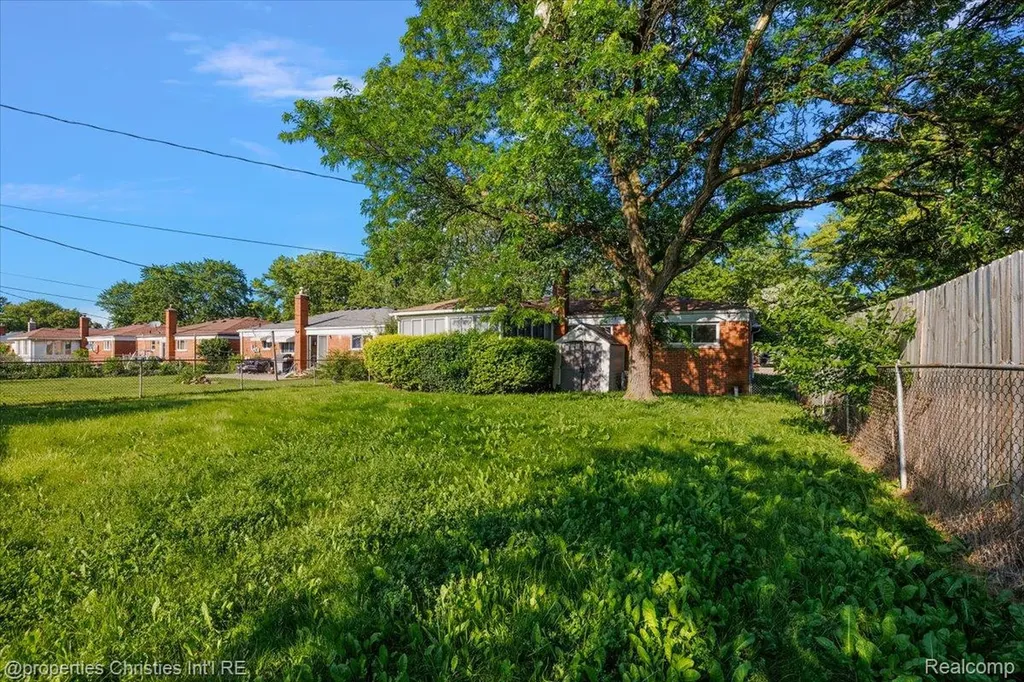 27059 Shackett Avenue Warren City MI 48093