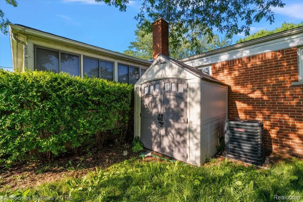 27059 Shackett Avenue Warren City MI 48093
