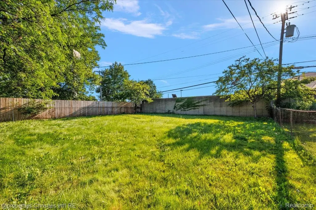 27059 Shackett Avenue Warren City MI 48093