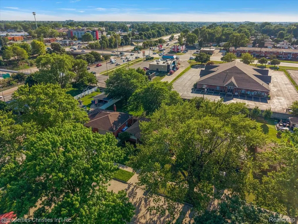 27059 Shackett Avenue Warren City MI 48093