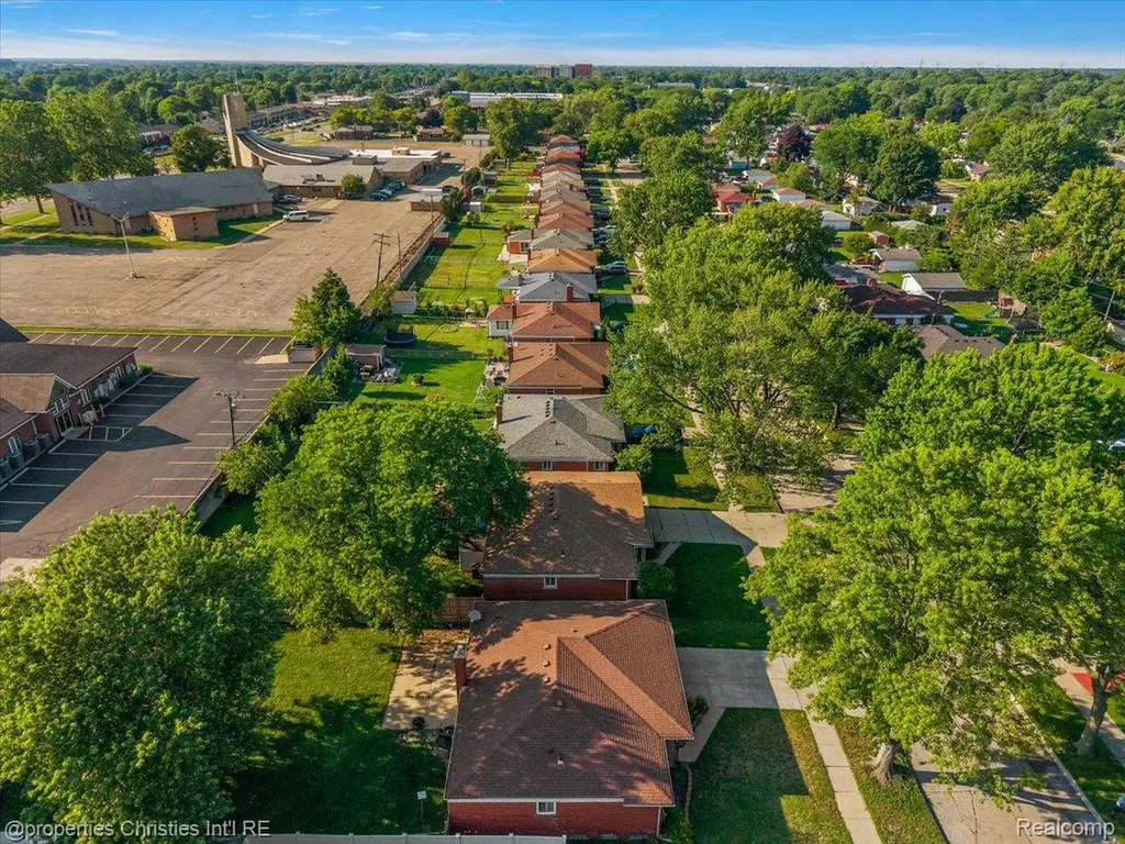 27059 Shackett Avenue Warren City MI 48093