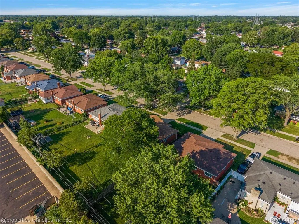27059 Shackett Avenue Warren City MI 48093