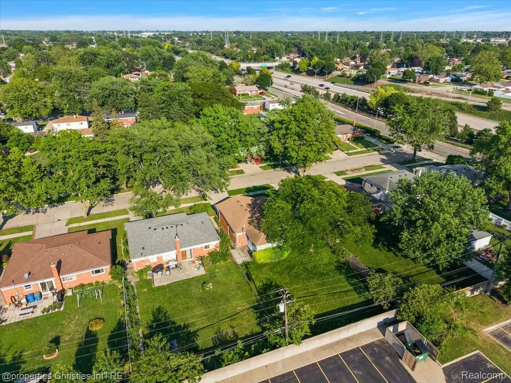 27059 Shackett Avenue Warren City MI 48093