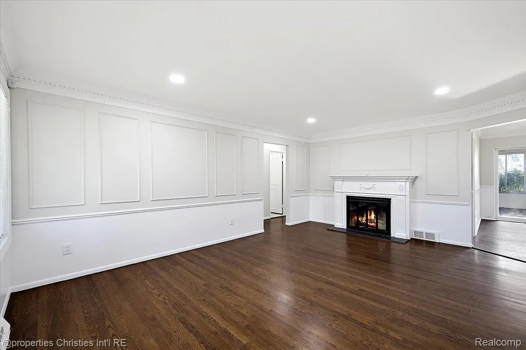 27059 Shackett Avenue Warren City MI 48093