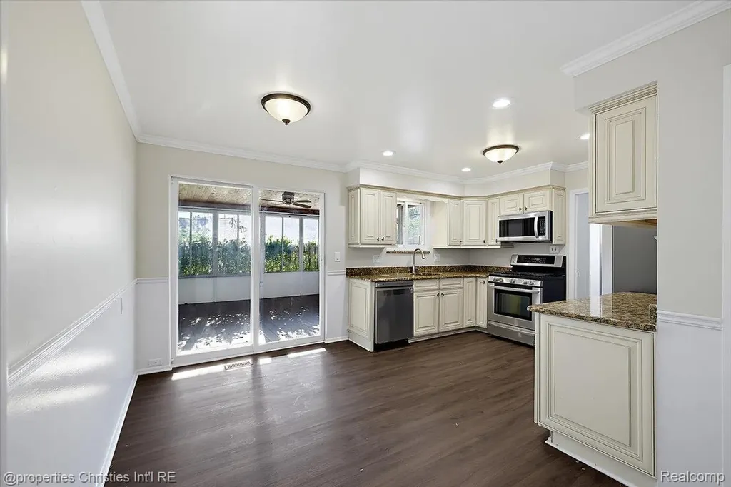 27059 Shackett Avenue Warren City MI 48093