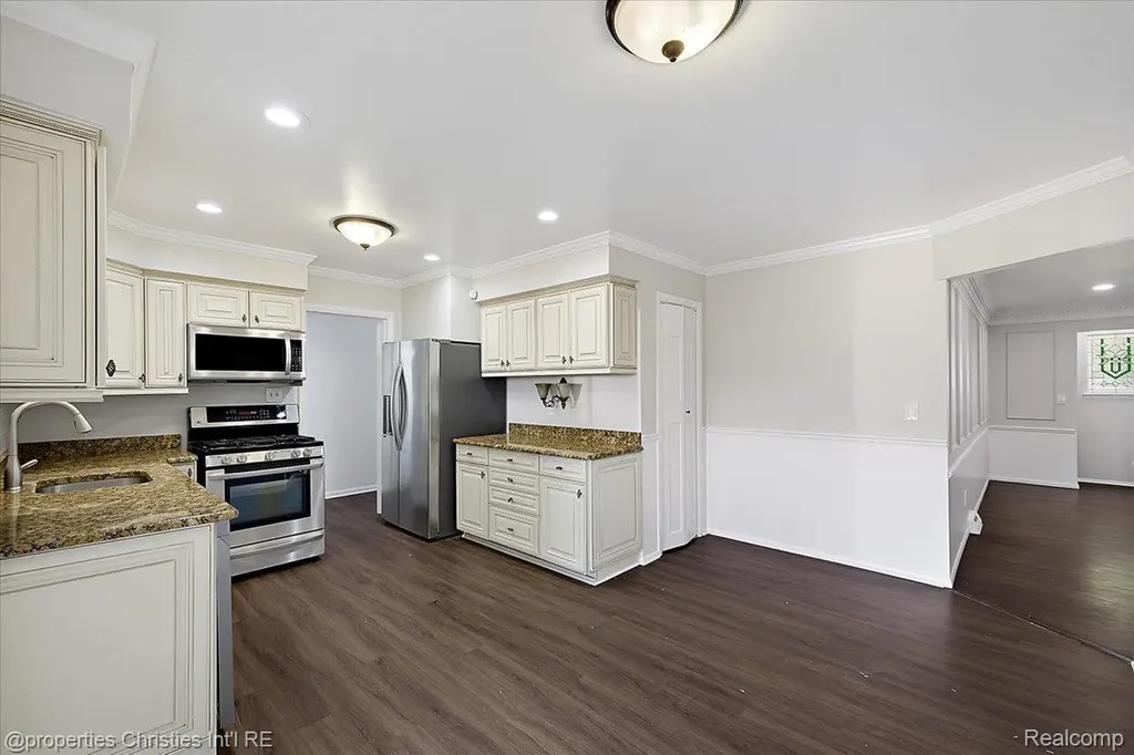 27059 Shackett Avenue Warren City MI 48093