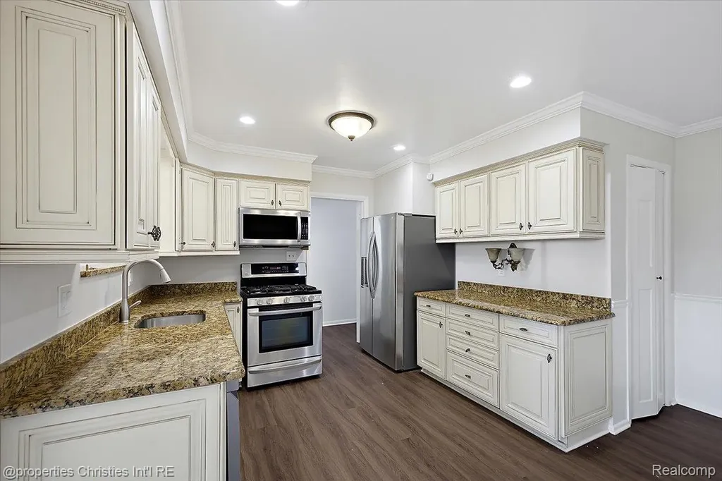 27059 Shackett Avenue Warren City MI 48093