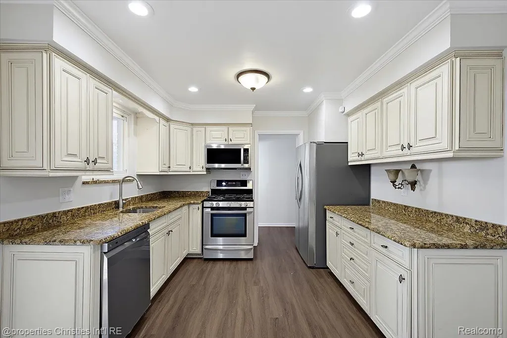 27059 Shackett Avenue Warren City MI 48093