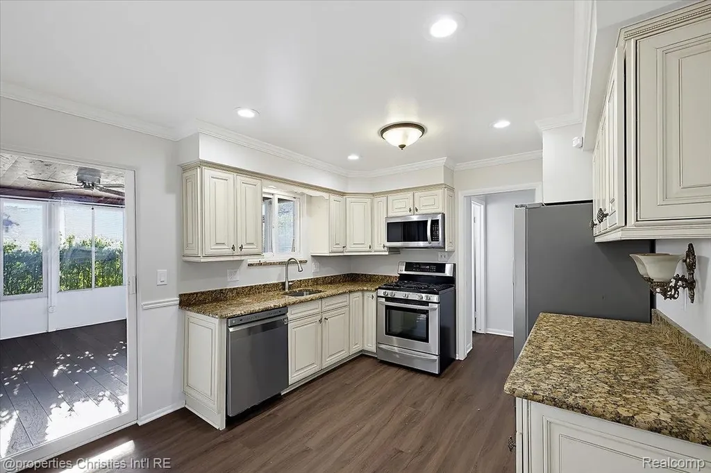 27059 Shackett Avenue Warren City MI 48093