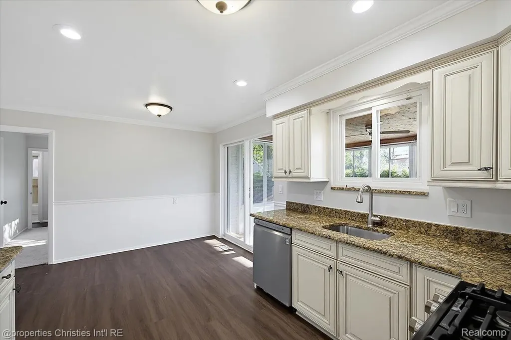 27059 Shackett Avenue Warren City MI 48093