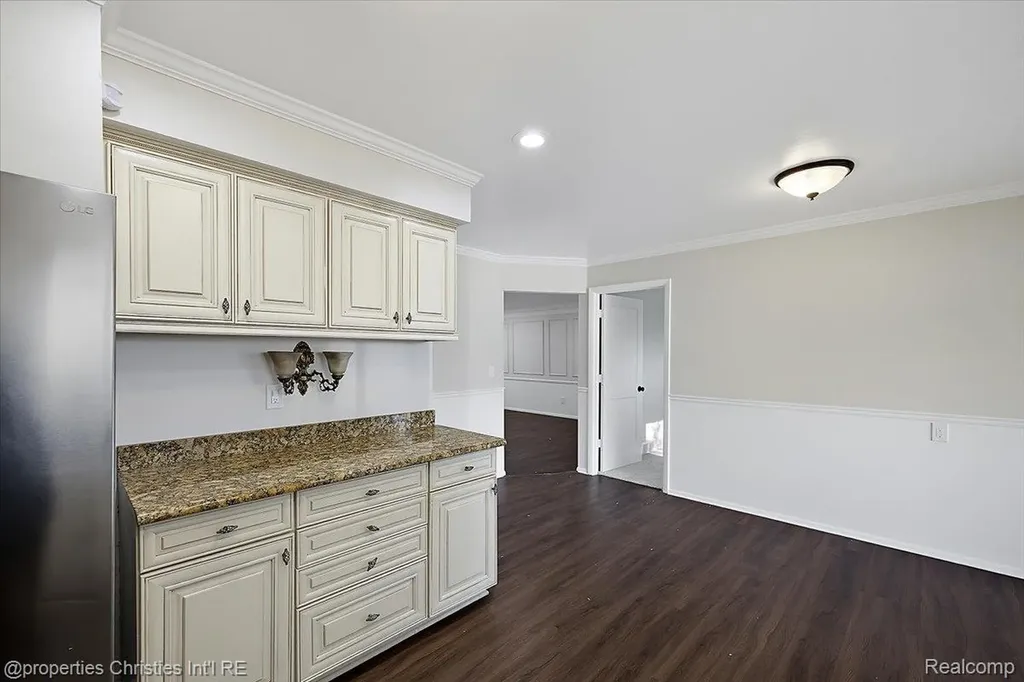 27059 Shackett Avenue Warren City MI 48093