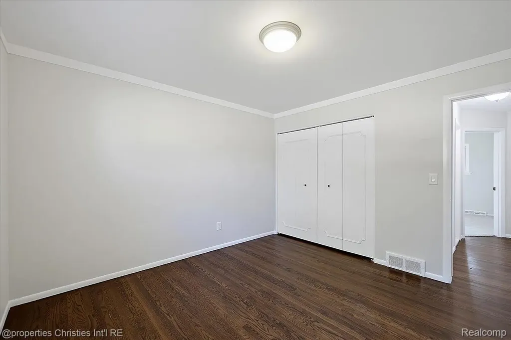 27059 Shackett Avenue Warren City MI 48093
