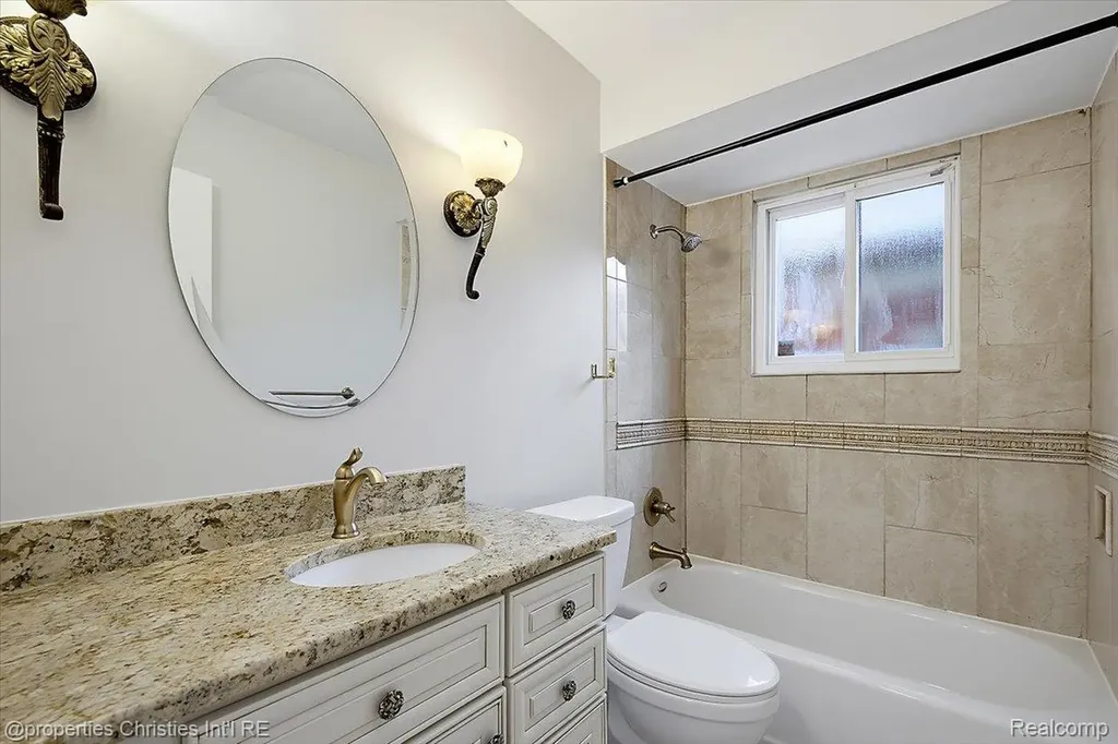 27059 Shackett Avenue Warren City MI 48093