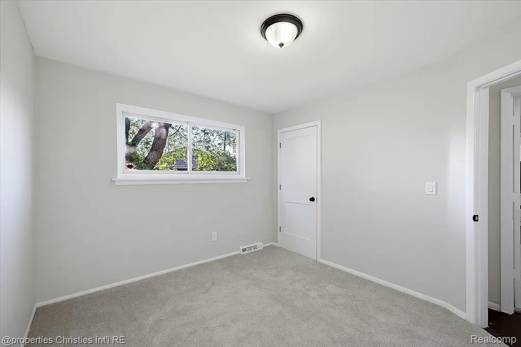 27059 Shackett Avenue Warren City MI 48093