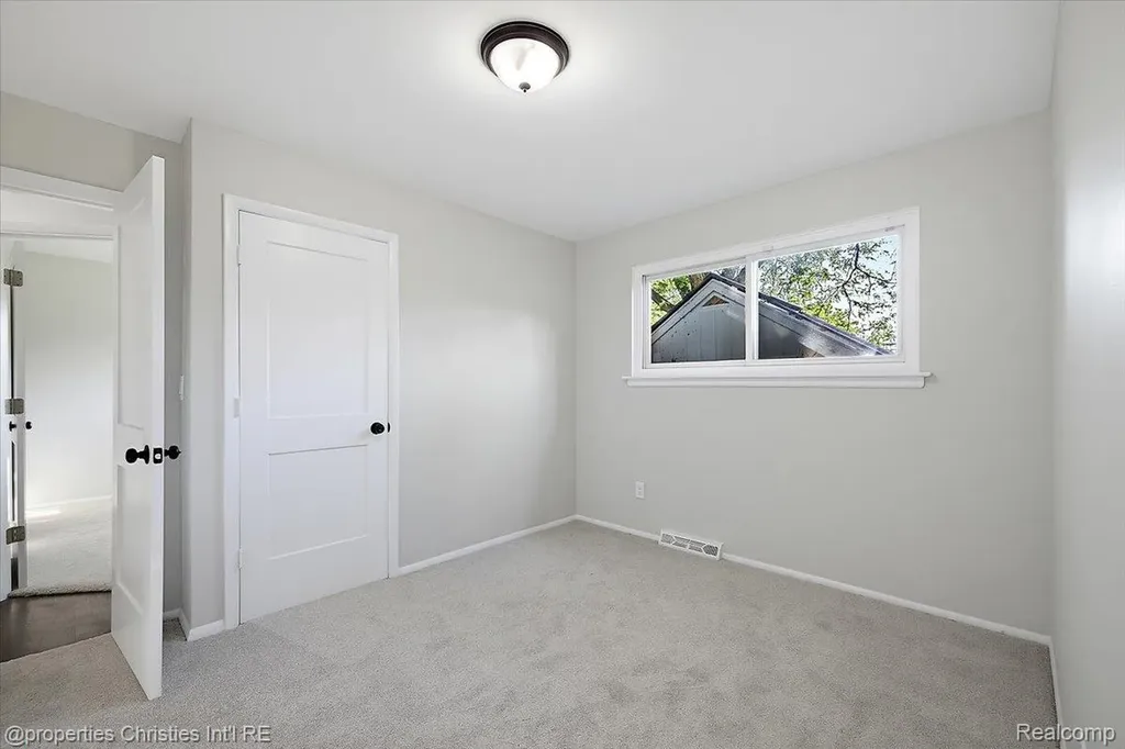 27059 Shackett Avenue Warren City MI 48093