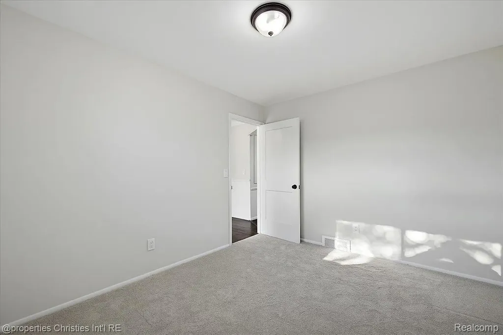 27059 Shackett Avenue Warren City MI 48093