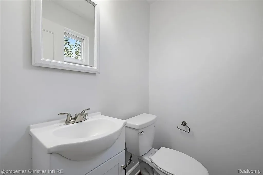 27059 Shackett Avenue Warren City MI 48093