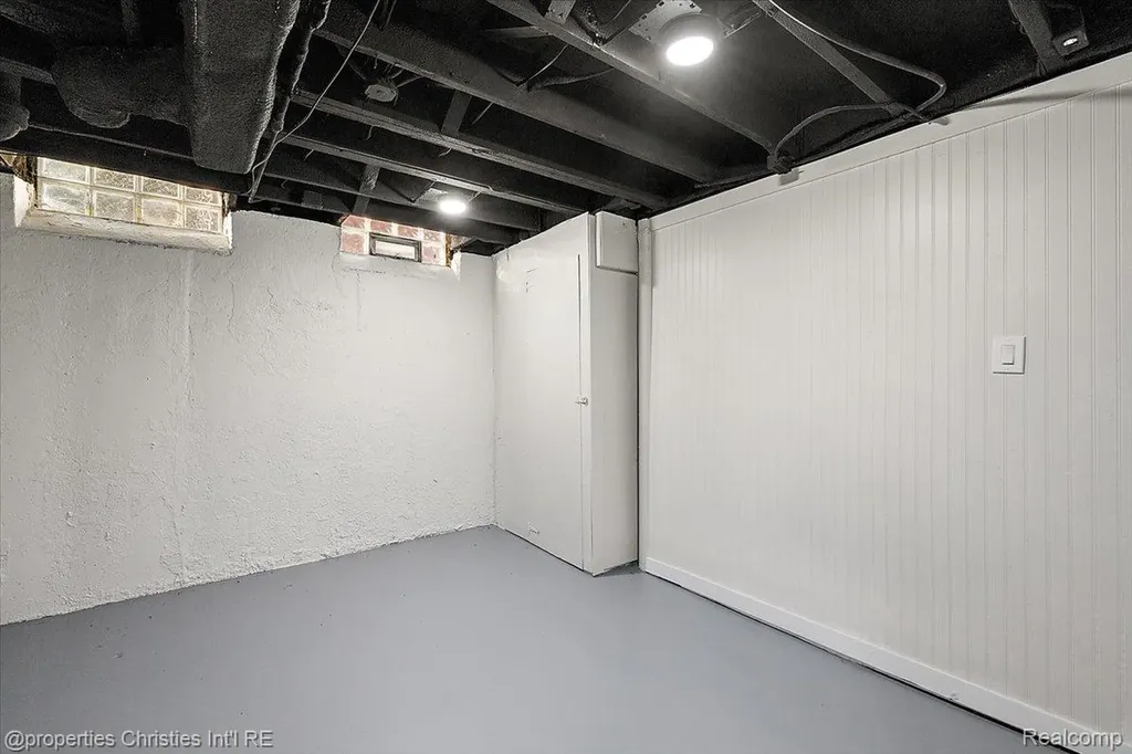 27059 Shackett Avenue Warren City MI 48093