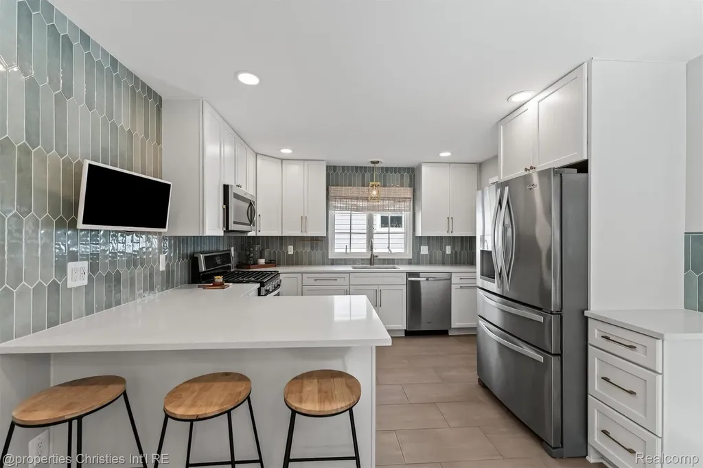 16268 Kirkshire Avenue Beverly Hills Village MI 48025