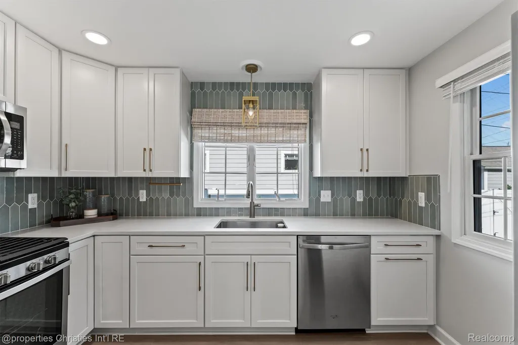 16268 Kirkshire Avenue Beverly Hills Village MI 48025