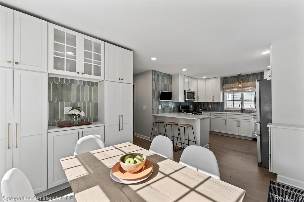 16268 Kirkshire Avenue Beverly Hills Village MI 48025