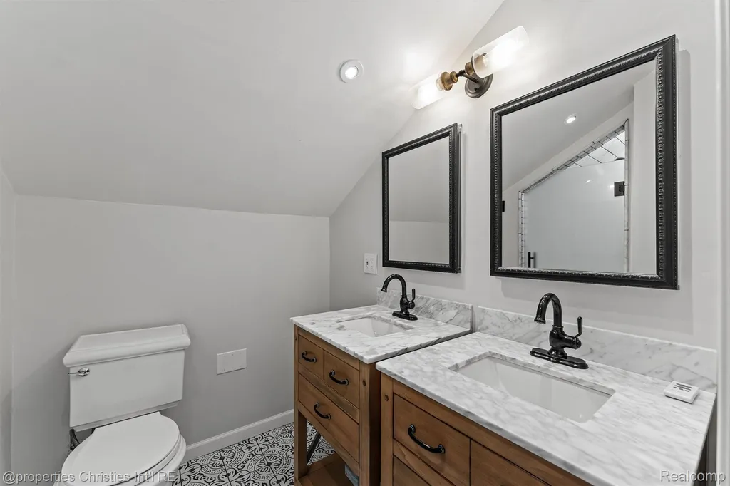 16268 Kirkshire Avenue Beverly Hills Village MI 48025