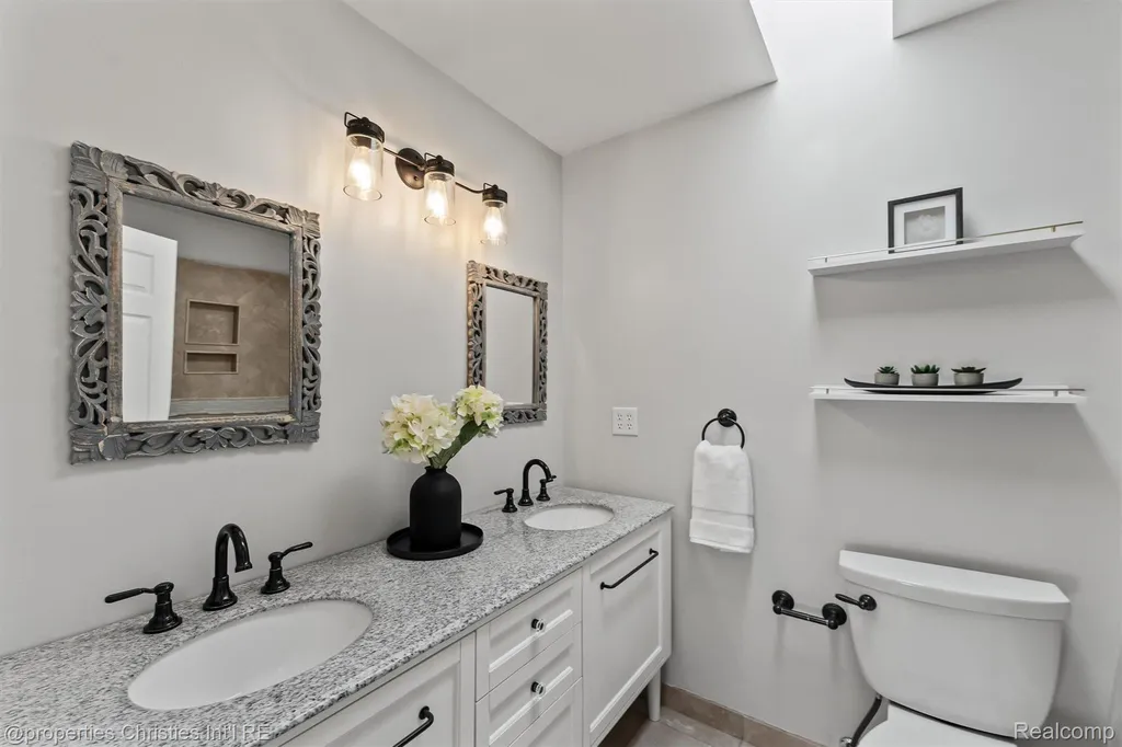 16268 Kirkshire Avenue Beverly Hills Village MI 48025