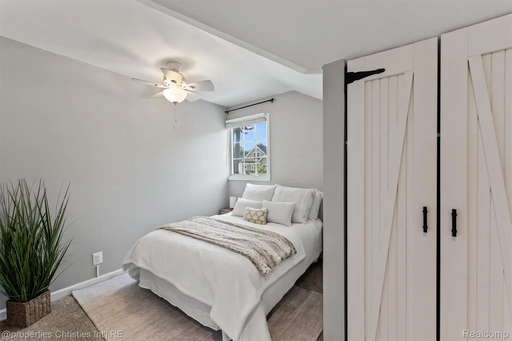 16268 Kirkshire Avenue Beverly Hills Village MI 48025
