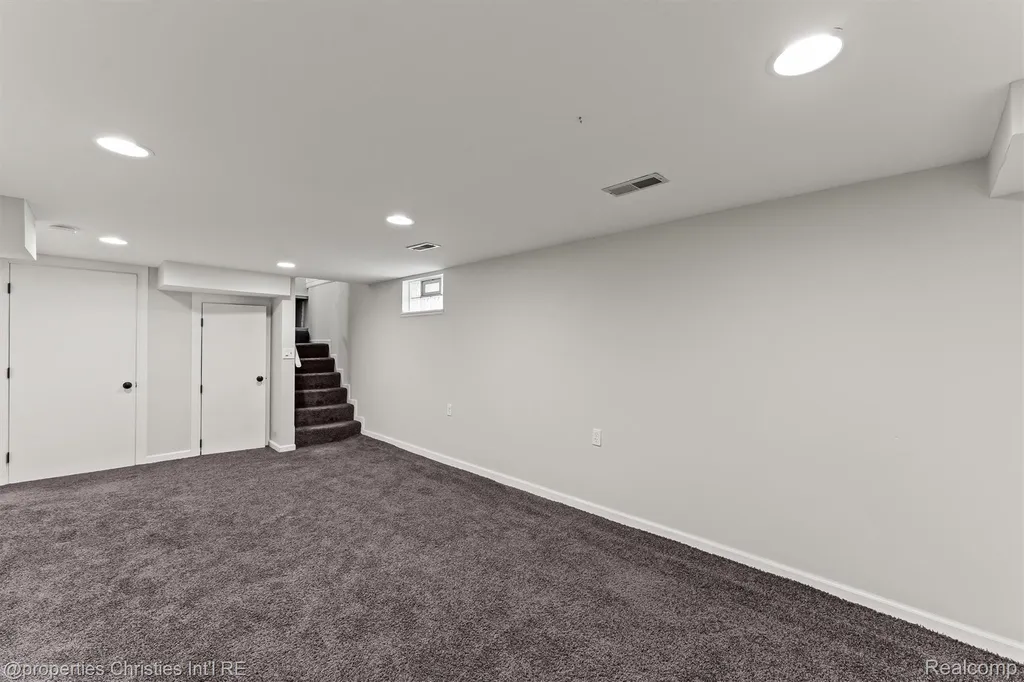 16268 Kirkshire Avenue Beverly Hills Village MI 48025