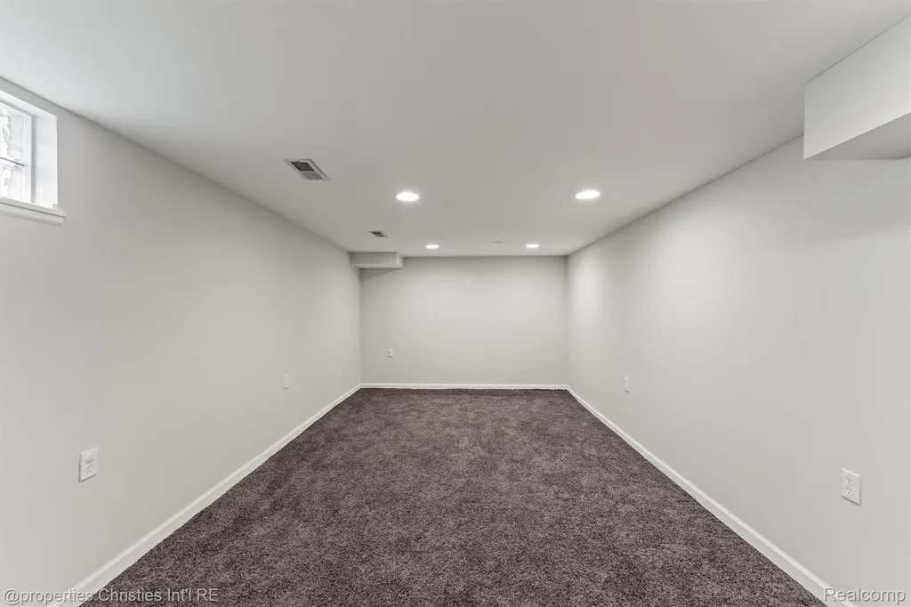 16268 Kirkshire Avenue Beverly Hills Village MI 48025