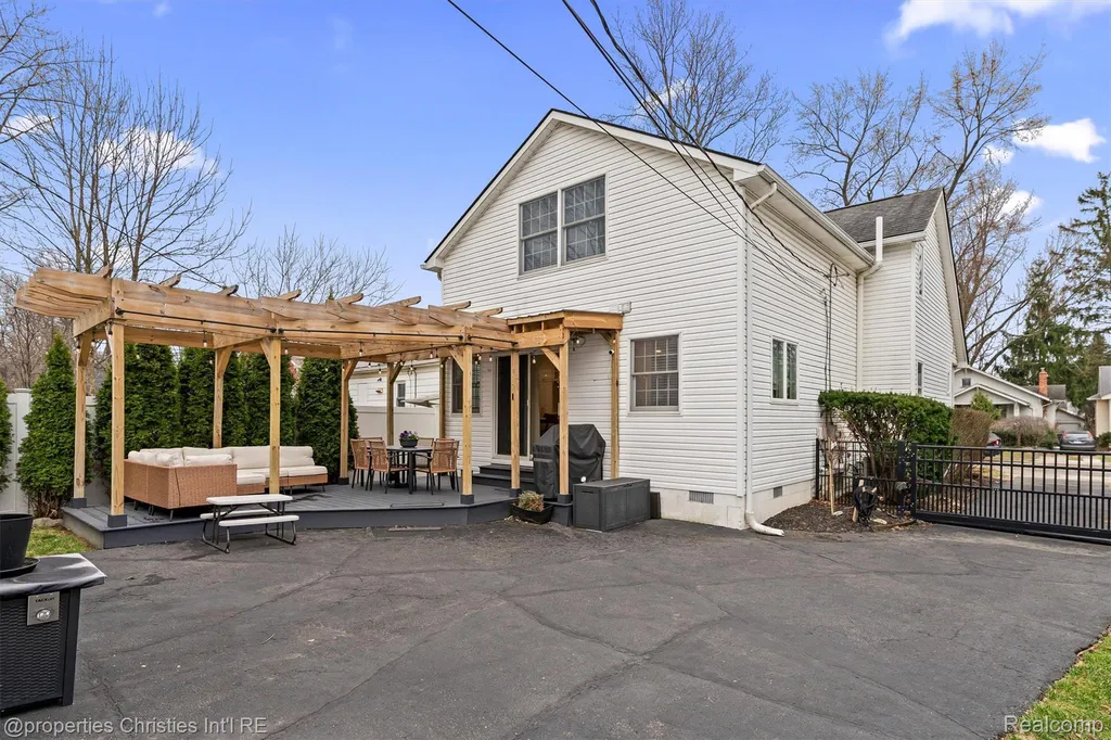 16268 Kirkshire Avenue Beverly Hills Village MI 48025