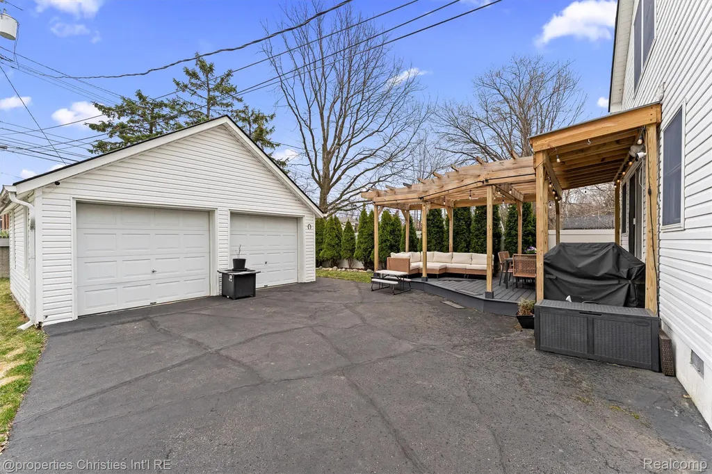 16268 Kirkshire Avenue Beverly Hills Village MI 48025