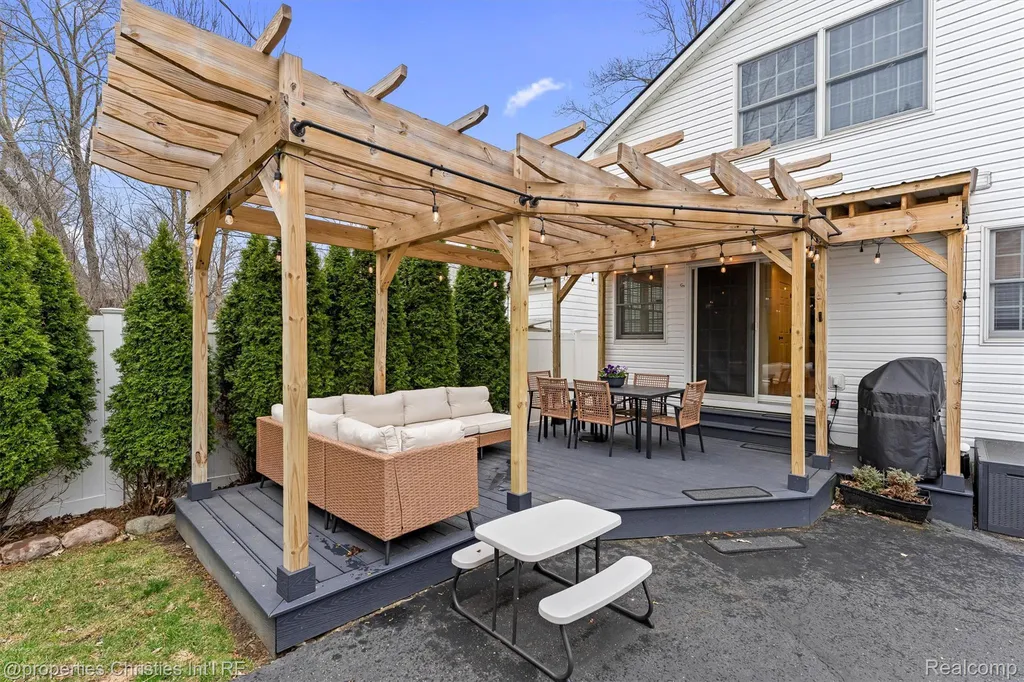 16268 Kirkshire Avenue Beverly Hills Village MI 48025