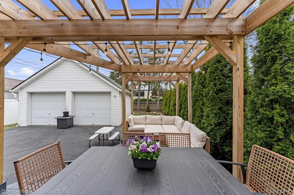 16268 Kirkshire Avenue Beverly Hills Village MI 48025
