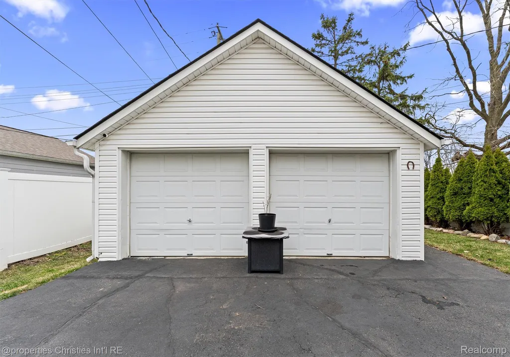 16268 Kirkshire Avenue Beverly Hills Village MI 48025