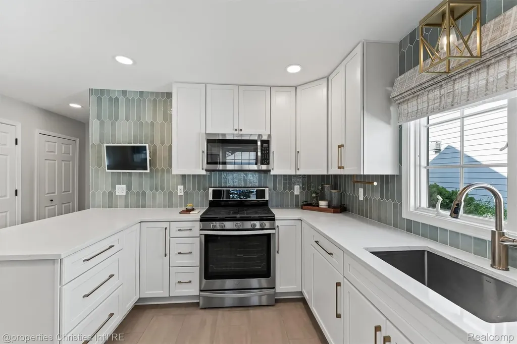 16268 Kirkshire Avenue Beverly Hills Village MI 48025