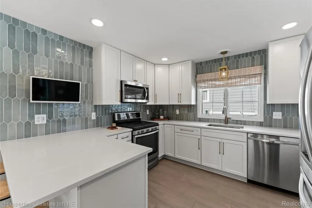 16268 Kirkshire Avenue Beverly Hills Village MI 48025