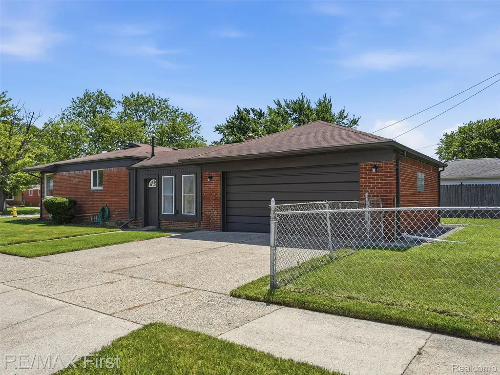 24307 Teppert Avenue Eastpointe City MI 48021