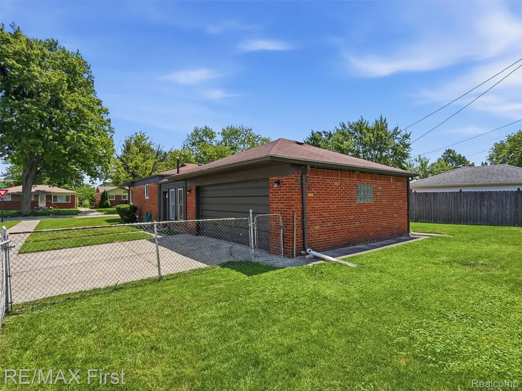 24307 Teppert Avenue Eastpointe City MI 48021