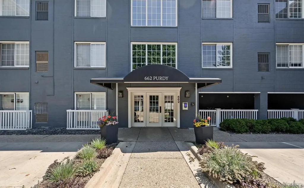662 Purdy Street Birmingham City MI 48009