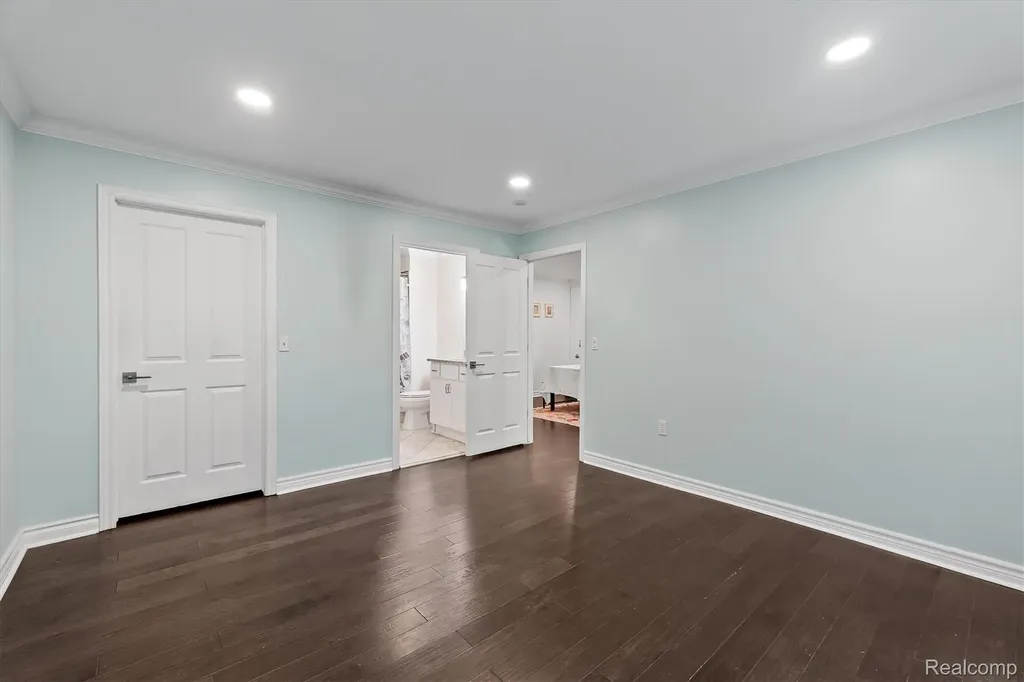 662 Purdy Street Birmingham City MI 48009