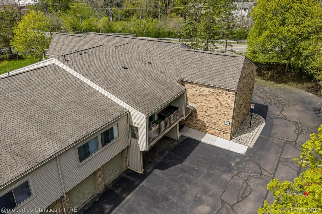 3805 S Lone Pine Road West Bloomfield Charter Township MI 48323
