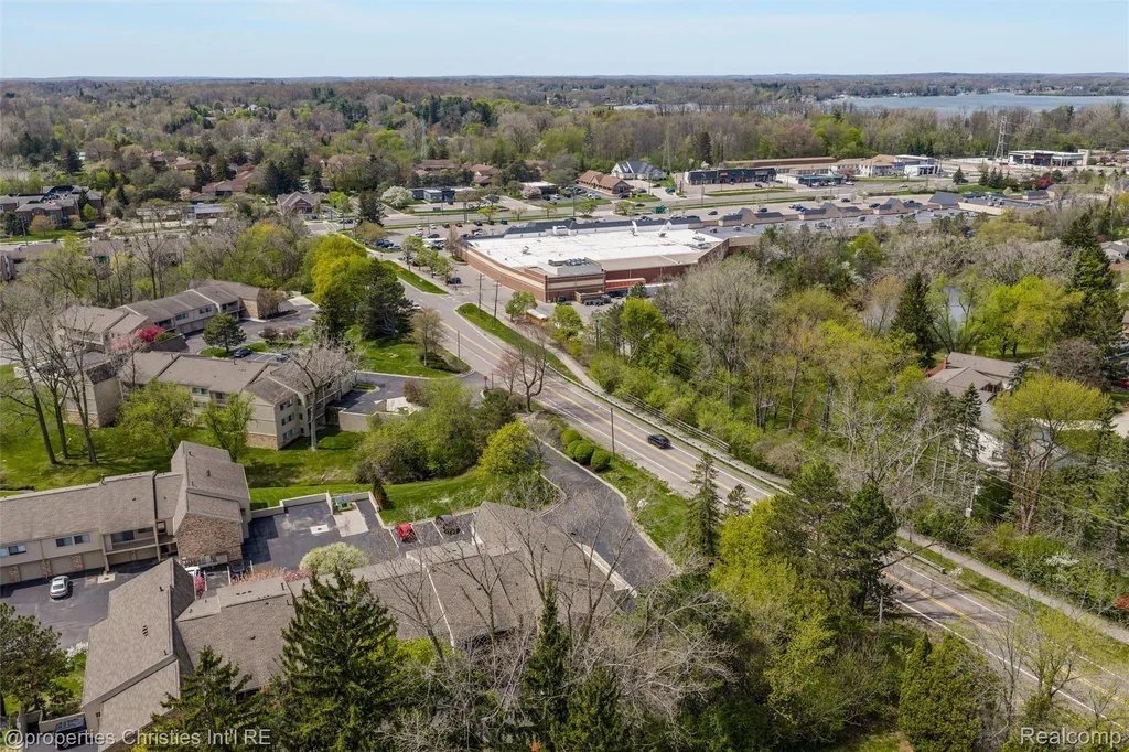 3805 S Lone Pine Road West Bloomfield Charter Township MI 48323