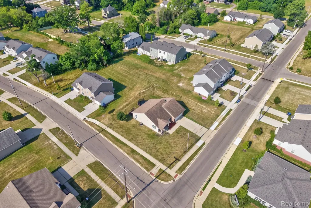 470 E Wood Street Flint City MI 48503